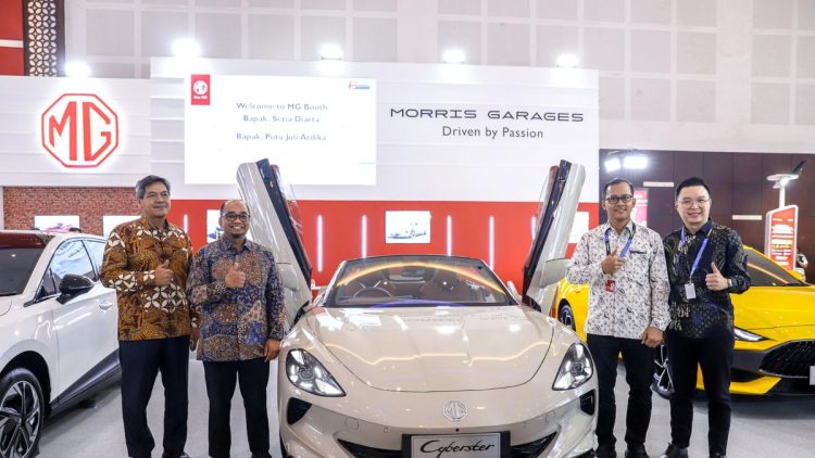 Pameran Cyberster dan MG4 EV di GIIAS Surabaya 2025