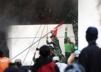 Dramatis Momen Warga dan TNI Bersinergi Evakuasi Penghuni Gedung Terbakar