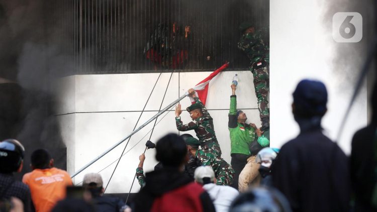 Dramatis Momen Warga dan TNI Bersinergi Evakuasi Penghuni Gedung Terbakar