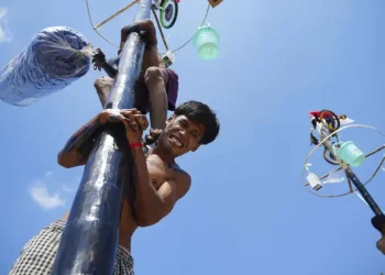 Kegigihan Warga Ikuti Lomba Panjat Pinang Meriahkan HUT ke-80 RI di Ancol