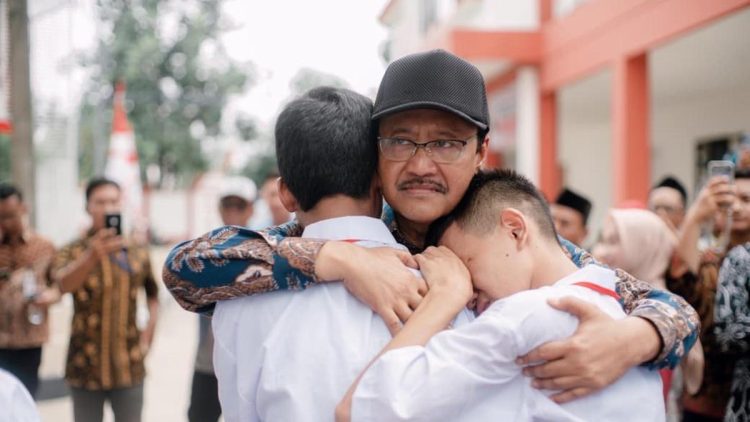 Gus Ipul Disambut Hangat dan Pelukan Haru di SRMA 33 Tangsel oleh Siswa Sekolah Rakyat