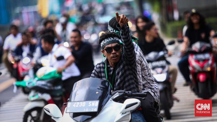 Pengemudi Kendaraan Terjebak Demo Panas, Langkah yang Harus Ditempuh