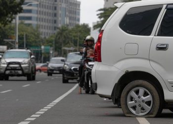 9 Cara Ganti Ban Mobil Sendiri Tanpa Panik Saat Bocor di Jalan