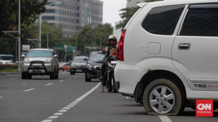 9 Cara Ganti Ban Mobil Sendiri Tanpa Panik Saat Bocor di Jalan