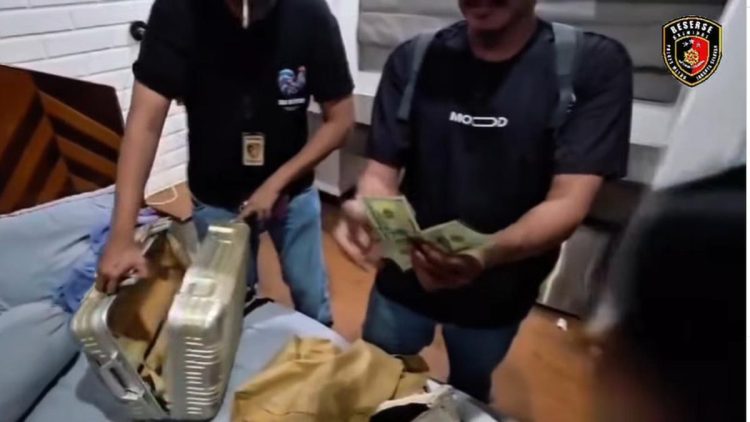 Polisi Grebek Apartemen Kalibata Temukan Uang Dolar dan Rupiah Palsu