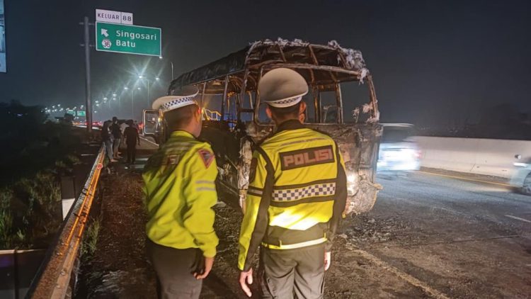 Elf Terbakar di Tol Pandaan-Malang Diduga Karena Korsleting