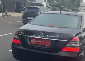 Mercy Ugal-ugalan di Antasari dengan Plat TNI yang Diduga Palsu