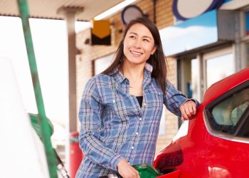 Menggoyangkan Mobil Saat Isi Bensin: Fakta yang Perlu Diketahui