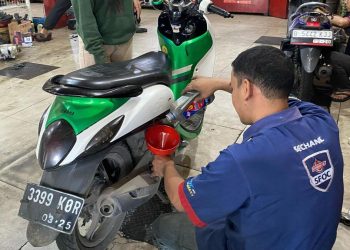 Cara Aman Ganti Oli Motor di Rumah Agar Baut Tidak Slek