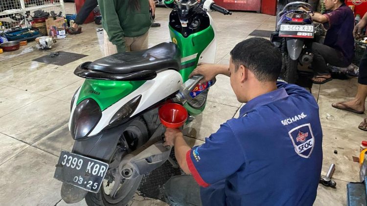 Cara Aman Ganti Oli Motor di Rumah Agar Baut Tidak Slek