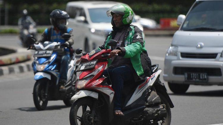Mengapa Ada yang Mengendarai Motor dengan Jari di Tuas Rem?