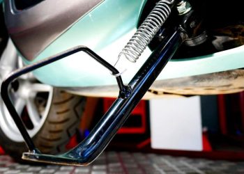 Risiko Mematikan Mesin Motor Menggunakan Standar Samping, Fungsinya Berbeda