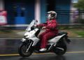 Risiko Penggunaan Jas Hujan Ponco untuk Pengendara Motor Saat Hujan