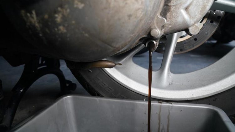 Cara Mudah Ganti Oli Gardan Sepeda Motor Tanpa Harus ke Bengkel