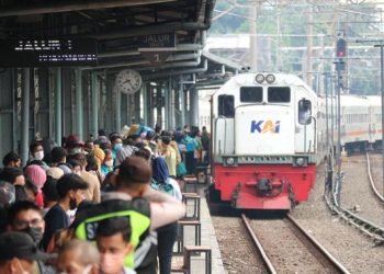 Aturan Baru: Penumpang Dilarang Mengisi Powerbank Selama Perjalanan Kereta
