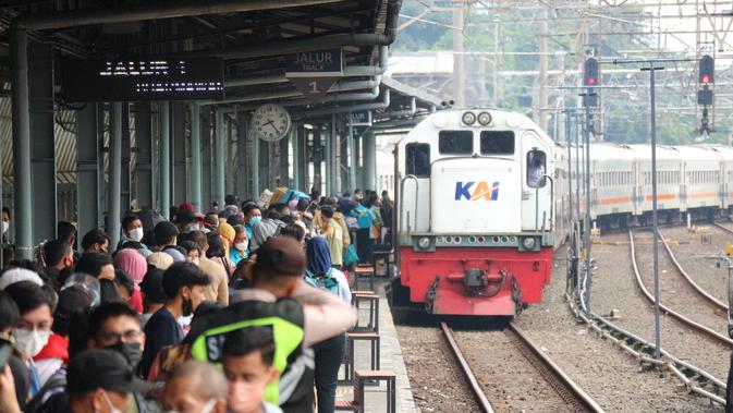Aturan Baru: Penumpang Dilarang Mengisi Powerbank Selama Perjalanan Kereta
