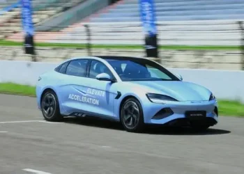 Mengemudi Agresif Dapat Memperpanjang Umur Baterai Mobil Listrik, Apa Benar?