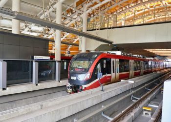 Biang Kerok Gangguan LRT Jabodebek Bikin Penumpang Dievakuasi Jalan Kaki di Sisi Rel