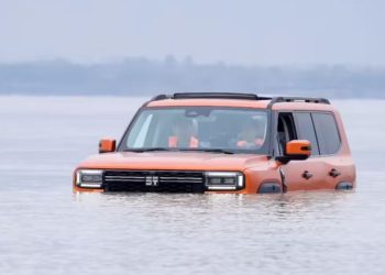 Aksi SUV Hybrid China Menyebar Seberang Sungai 1,4 Km