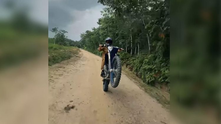 Aksi Walkot Pekanbaru Ngegas dan Wheelie di Motor Trail Saat Kunjungan Kerja