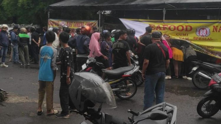 Massa Bakar Warung Pasca Pengeroyokan di Kalibata yang Menewaskan Mata Elang