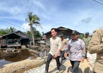 Warga Tetap Menggunakan Sampan untuk Menyeberang