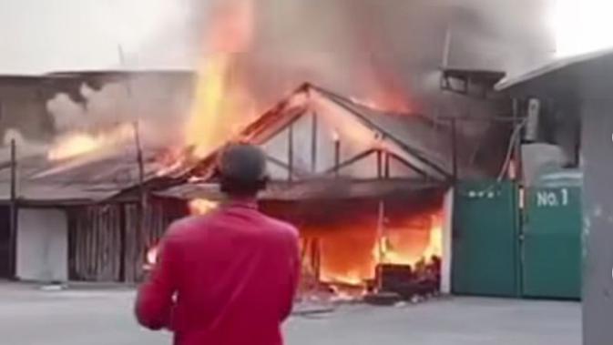 Kronologi Kebakaran Gudang Ekspedisi Jakbar, Titik Api Berasal dari Loteng