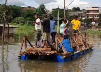 Warga Depok Buat Getek Lewati Banjir di Jalan Sawangan-Cipayung