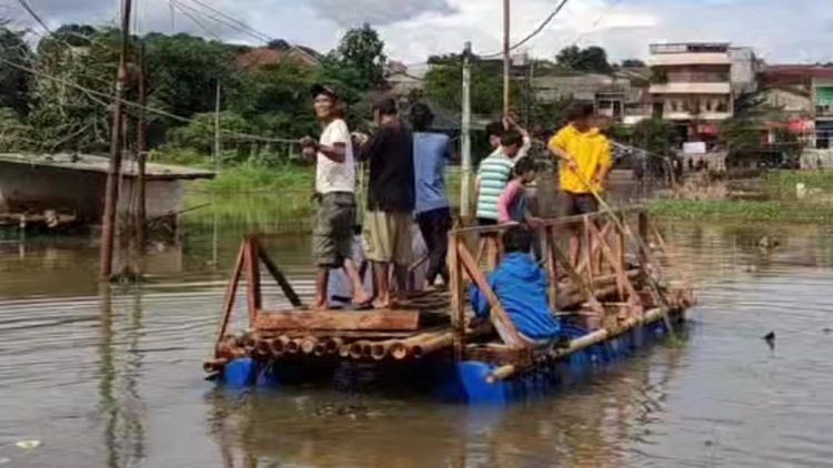 Warga Depok Buat Getek Lewati Banjir di Jalan Sawangan-Cipayung