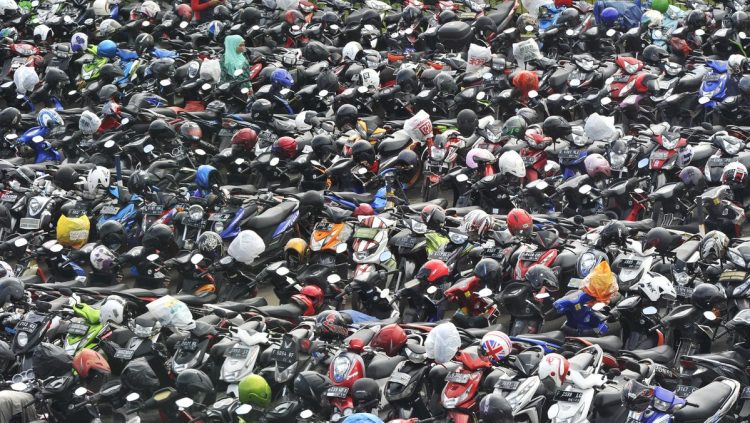 Penunggak Pajak Kendaraan Dikejar di Area Parkiran Stasiun