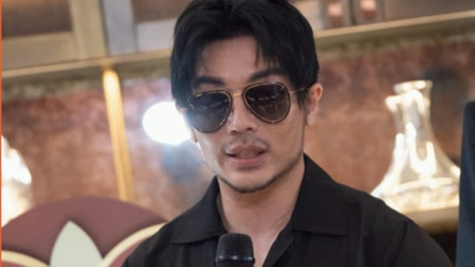Profil Desainer Tex Saverio yang Karyanya Sering Dipakai Lady Gaga