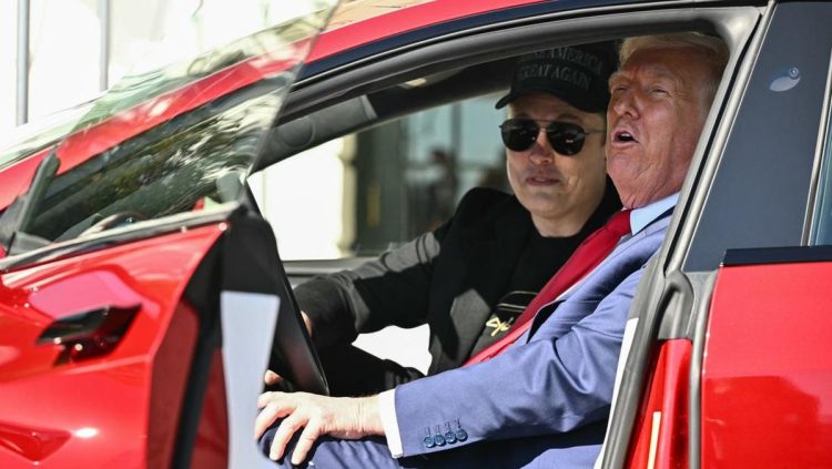 Trump Permudah Produksi Mobil Bensin di AS Meski Penolakan Mobil Listrik Ada