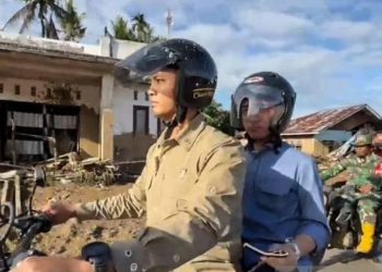 Gibran Menggunakan Motor Trail Tinjau Korban Banjir di Sumatera Barat