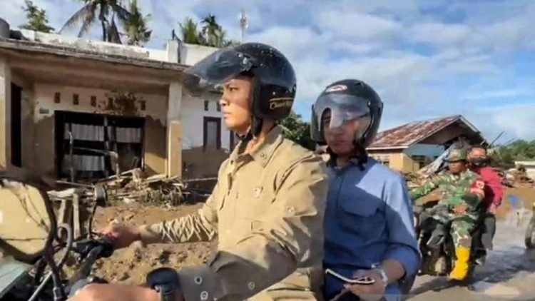 Gibran Menggunakan Motor Trail Tinjau Korban Banjir di Sumatera Barat