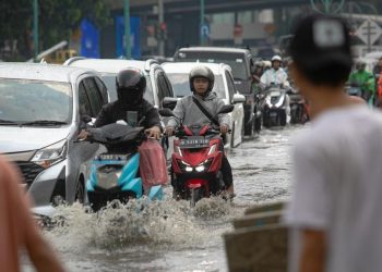 Tips Menghadapi Gangguan Berkendara Motor di Musim Hujan