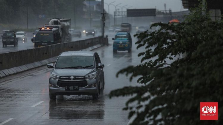 Perhatikan 4 Hal Penting Sebelum Liburan Naik Mobil Saat Musim Hujan