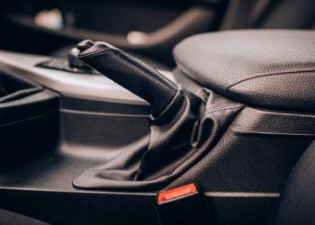 Panduan Menggunakan Rem Tangan dengan Benar