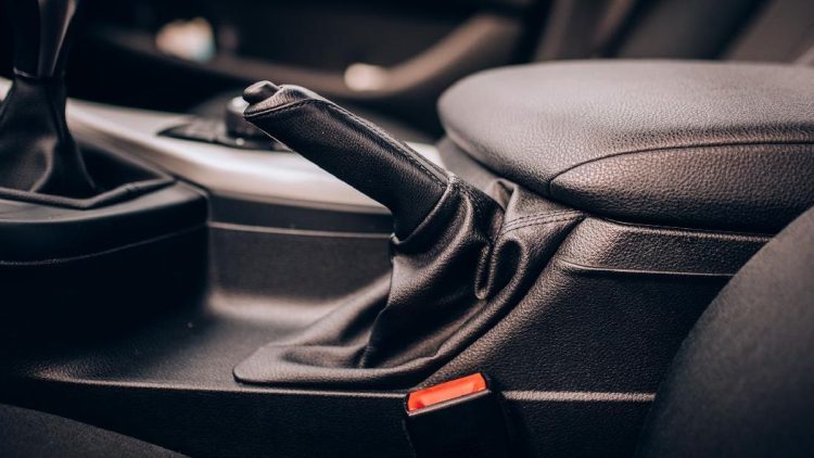 Panduan Menggunakan Rem Tangan dengan Benar