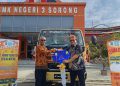 Dukung Pendidikan Vokasi, Serahkan Fuso Colt Diesel ke SMK di Sorong