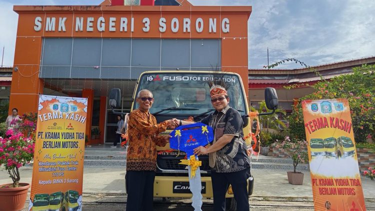 Dukung Pendidikan Vokasi, Serahkan Fuso Colt Diesel ke SMK di Sorong