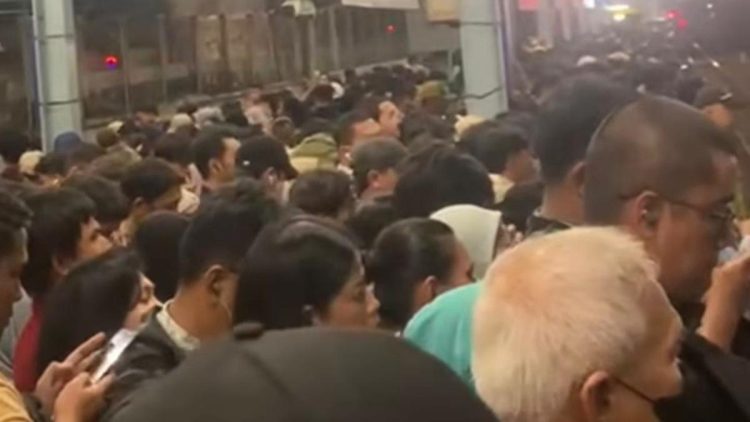 Penjelasan soal Penumpukan Penumpang di Stasiun Tanah Abang saat Jam Pulang Kerja Hari Ini