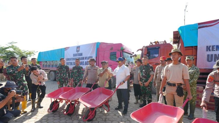 Percepat Pemulihan Aceh Tamiang, Bantuan Gerobak Dorong dan Bahan Makanan Diserahkan