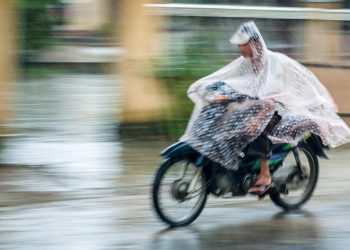 Pemotor Tidak Disarankan Gunakan Jas Hujan Ponco, Apa Alternatifnya?