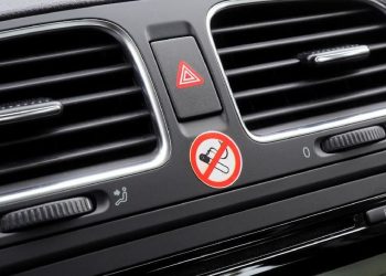 Dua Warga Minta MK Sanksi Pengemudi Merokok dan Cabut SIM Kerja Sosial