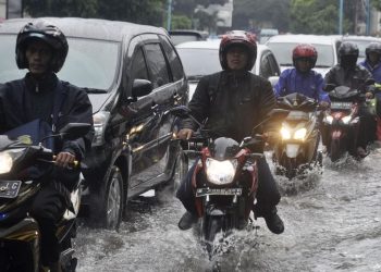 5 Kesalahan yang Harus Dihindari Pemotor Saat Berkendara di Musim Hujan