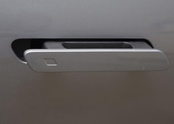 China Larang Penggunaan Gagang Pintu Elektronik pada Mobil Listrik Mulai 2027
