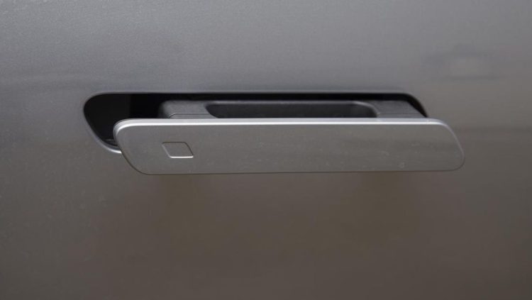 China Larang Penggunaan Gagang Pintu Elektronik pada Mobil Listrik Mulai 2027