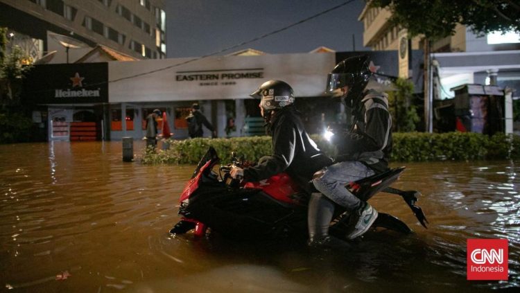 Kuras Oli Setelah Motor Terkena Banjir, Perlu atau Tidak?