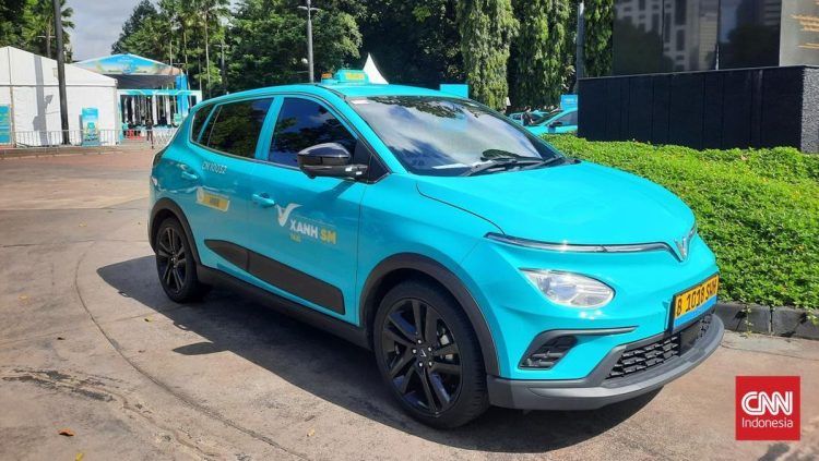 Aman Melintas di Perlintasan Kereta Setelah Kecelakaan Taksi Ditabrak