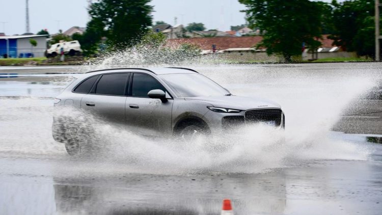 SUV NEV Premium Terbaru Hadir dengan Kendali Halus dan Kenyamanan Maksimal